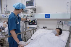 Một trường hợp ngộ độc methanol được điều trị. ( Ảnh: TTXVN phát)