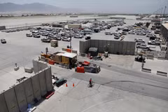 Các xe ôtô đỗ bên trong căn cứ không quân Bagram của Mỹ ở tỉnh Parwan, Afghanistan, sau khi quân đội Mỹ rời khỏi căn cứ này, ngày 5/7/2021. (Nguồn: Ruters)
