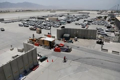 Các xe ôtô đỗ bên trong căn cứ không quân Bagram của Mỹ ở tỉnh Parwan, Afghanistan, sau khi quân đội Mỹ rời khỏi căn cứ này, ngày 5/7/2021. (Nguồn: Ruters)