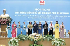 Thủ tướng Phạm Minh Chính tặng hoa phụ nữ khởi nghiệp tiêu biểu tham gia Đề án hỗ trợ phụ nữ khởi nghiệp giai đoạn 2017-2025. (Ảnh: Dương Giang/TTXVN)