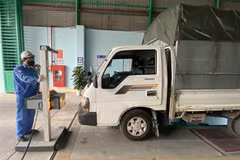 Thủ tục đăng kiểm tại Trung tâm Đăng kiểm xe cơ giới 24-04D, thành phố Lào Cai. (Ảnh: Quốc Khánh/TTXVN)