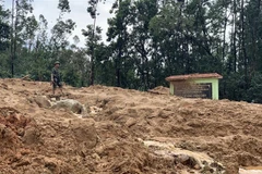 Nhà tưởng niệm liệt sỹ được xây dựng ở Tiểu khu 67 - nơi 13 liệt sỹ tham gia cứu hộ, cứu nạn trong vụ sạt lở ở thủy điện Rào Trăng 3 hồi tháng 10/2020. (Ảnh: TTXVN phát)