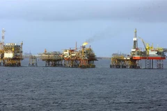 Một giàn khoan của Vietsovpetro tại mỏ Bạch Hổ. (Ảnh: Huy Hùng/TTXVN)