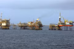 Một giàn khoan của Vietsovpetro tại mỏ Bạch Hổ. (Ảnh: Huy Hùng/TTXVN)