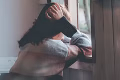 Sống cô đơn, thiếu kết nối xã hội có thể dẫn đến nguy cơ tử vong sớm. (Ảnh minh họa: APA)