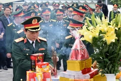 Các đại biểu dâng hương tưởng niệm các liệt sỹ quân tình nguyện Việt Nam hy sinh tại Lào. (Ảnh: Trung Kiên/TTXVN)
