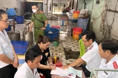 Bạc Liêu: Bắt quả tang một cơ sở bơm tạp chất vào tôm sú nguyên liệu