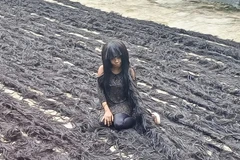 Helen Williams và mái tóc giả thủ công dài 351,28m của cô. (Ảnh: CNN)