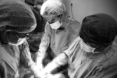 Êkíp các bác sỹ thực hiện ca mổ giúp mẹ con sản phụ nguy kịch vượt cạn an toàn. (Ảnh do Bệnh viện cung cấp)