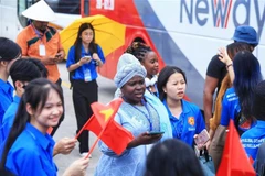 Đoàn đại biểu Nghị sỹ Trẻ Toàn cầu tham quan Di sản Vịnh Hạ Long