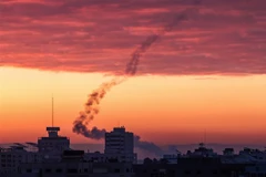 Rocket được phóng đi từ Dải Gaza hướng về lãnh thổ Israel, ngày 23/2/2023. (Ảnh: AFP/TTXVN)