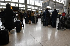 Hành khách chờ lên máy bay tại sân bay Heathrow ở thủ đô London, Anh. (Ảnh: AFP/TTXVN)