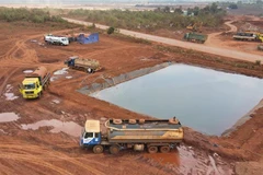 Các đơn vị đào hồ để lấy nước tưới tại công trình Sân bay Long Thành. (Ảnh: Công Phong/TTXVN)