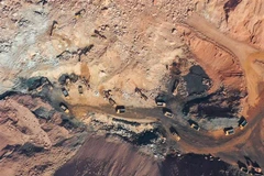 Các xe cứu hộ làm nhiệm vụ tại hiện trường vụ sập mỏ than ở thị trấn Minh A Lạp Thiện (Alxa), phía Bắc khu tự trị Nội Mông (Trung Quốc) ngày 25/2/2023. (Ảnh: THX/TTXVN)