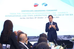 Thủ tướng Hà Lan trao Chứng chỉ Khóa học Luật Biển Clingendael 