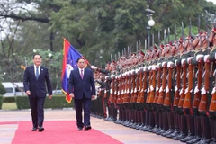 Thủ tướng Phạm Minh Chính và Thủ tướng Lào Sonexay Siphandone duyệt đội danh dự. (Ảnh: Dương Giang/TTXVN)