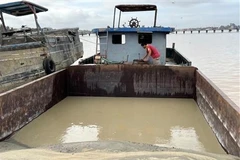 Phát hiện 2 nhóm đối tượng lén lút hút cát trên sông Đồng Nai