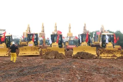 Các phương tiện khởi động thi công Dự án thành phần cao tốc đoạn Vạn Ninh-Cam Lộ tháng 1/2023. (Ảnh: Nguyên Lý/TTXVN)