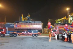 Đón mã hàng đầu tiên của năm 2023 tại Chi nhánh Cảng Chùa Vẽ. (Ảnh: TTXVN phát)