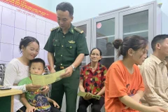Lực lượng biên phòng huyện Bình Liêu tuyên truyền, phát tài liệu về phòng, chống mua bán người và hỗ trợ nạn nhân cho nhân dân các thôn, bản vùng sâu, vùng xa. (Ảnh: Báo Quảng Ninh)