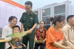 Lực lượng biên phòng huyện Bình Liêu tuyên truyền, phát tài liệu về phòng, chống mua bán người và hỗ trợ nạn nhân cho nhân dân các thôn, bản vùng sâu, vùng xa. (Ảnh: Báo Quảng Ninh)