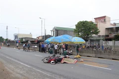 Quảng Ngãi: Va chạm với xe tải và ôtô đầu kéo, hai bố con tử vong 