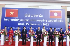 Các quan chức hai nước Lào-Việt Nam cắt băng đưa vào sử dụng sân bay Nong Khang. (Ảnh: Phạm Kiên/TTXVN) 