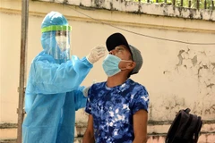 Test sàng lọc COVID-19 ở Sóc Trăng vẫn được tiến hành thường xuyên. (Ảnh: Trung Hiếu/TTXVN)