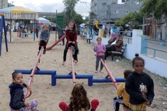 Các em nhỏ vui đùa tại sân chơi ở Rafah, Dải Gaza, ngày 27/11/2023. (Ảnh: THX/TTXVN)