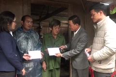 Chủ tịch UBND huyện Krông Bông Lê Văn Long trao tiền hỗ trợ các gia đình có thân nhân tử vong. (Ảnh: Báo Đắk Lắk.)