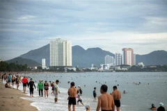Bãi biển Nha Trang luôn tấp nập du khách. (Ảnh: Hồng Đạt/TTXVN)