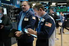 Hoạt động tại Sàn giao dịch chứng khoán New York, Mỹ. (Ảnh: AFP/TTXVN)