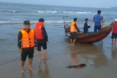 Thừa Thiên-Huế: Hai học sinh đuối nước khi đi tắm biển với nhóm bạn