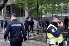 Cảnh sát điều tra hiện trường vụ xả súng tại trường học ở Belgrade, Serbia, ngày 3/5/2023. (Ảnh: AFP/TTXVN)