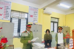 Cơ quan điều tra tiến hành khám xét nơi làm việc của đối tượng Hằng. (Nguồn: Báo Giáo dục Thời đại)