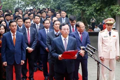 Thay mặt đồng bào cả nước, lãnh đạo tỉnh Phú Thọ dâng hương tưởng niệm, tri ân công đức các Vua Hùng. (Ảnh: Trung Kiên/TTXVN)