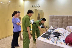 Cơ quan công an khám xét nơi ở của một bị can. (Ảnh: Cơ quan Công an cung cấp)