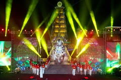 Chiếc áo dài có tà dài nhất Việt Nam xác lập kỷ lục Guinness Việt Nam. (Ảnh: NTK cung cấp)