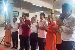 Kiều bào tại Udon Thani dâng hương giỗ Tổ Hùng Vương. (Ảnh: TTXVN phát)