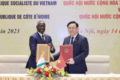 Chủ tịch Quốc hội Vương Đình Huệ và Chủ tịch Quốc hội Bờ Biển Ngà Adama Bictogo ký Biên bản ghi nhớ giữa hai Quốc hội. (Ảnh: Doãn Tấn/TTXVN)