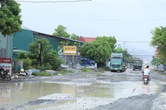 Tuyến đường từ Quốc lộ 1 tránh thành phố Ninh Bình hư hỏng nặng