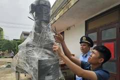 Lực lượng Quản lý Thị trường Quảng Bình kiểm tra số hàng không có giấy tờ hợp pháp. (Ảnh: Đức Thọ/TTXVN)