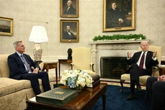 Tổng thống Mỹ Joe Biden (phải) và Chủ tịch Hạ viện Kevin McCarthy tại cuộc gặp ở Nhà Trắng ngày 9/5/2023. (Ảnh: AFP/TTXVN)