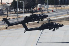Máy bay trực thăng Apache cất cánh từ căn cứ quân sự Camp Humphreys ở Pyeongtaek, cách thủ đô Seoul 65km về phía bắc , tham gia cuộc tập trận chung, ngày 13/3/2023. (Ảnh: Yonhap/TTXVN)