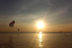 Du khách chơi dù lượn trên biển Phú Quốc, Kiên Giang. (Ảnh: TTXVN phát)