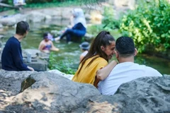 Những người dân Đức nhập cư thư giãn ở Viktoriapark, thuộc quận Kreuzberg của Berlin. Ảnh: DPA)