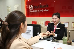 Giao dịch tại SeABank. (Ảnh: CTV/Vietnam+) 