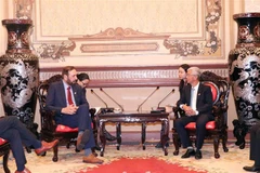 Phó Chủ tịch UBND Thành phố Hồ Chí Minh Võ Văn Hoan (phải) và Bộ trưởng phụ trách Thương mại của Bộ Việc làm, Phát triển Kinh tế và Đổi mới của tỉnh British Columbia (Canada) Jagrup Brar tại buổi tiếp. (Ảnh: Xuân Khu/TTXVN)