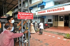 Nhân viên y tế chuẩn bị khu cách ly cho những bệnh nhân nghi ngờ nhiễm vi rút Nipah ở quận Kozhikode ngày 12/9, (Nguồn: Reuters)