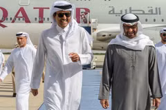 Tổng thống UAE Sheikh Mohammed bin Zayed và Quốc vương Qatar Sheikh Tamim bin Hamad Al Thani tại Abu Dhabi, ngày 28/1. (Nguồn: UAE Presidential Court)